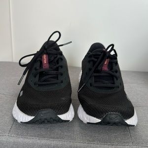 Black Nike Tennis Shoes